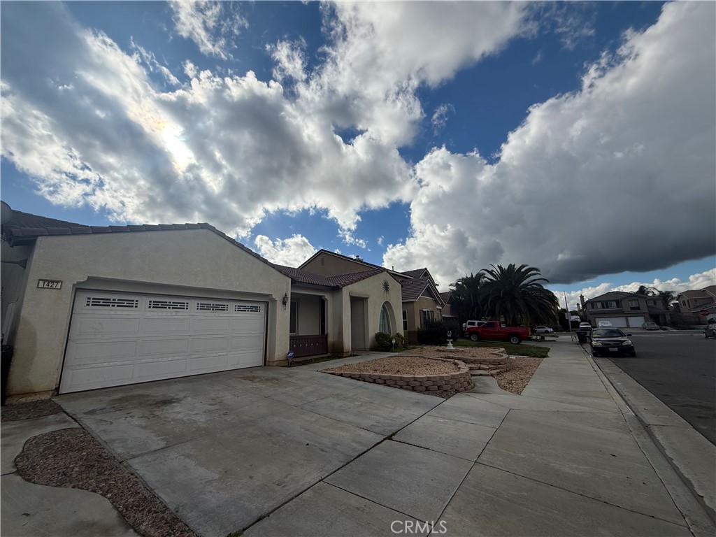 1427 Adderstone Way Perris, CA 92571 - Photo 2 of 36