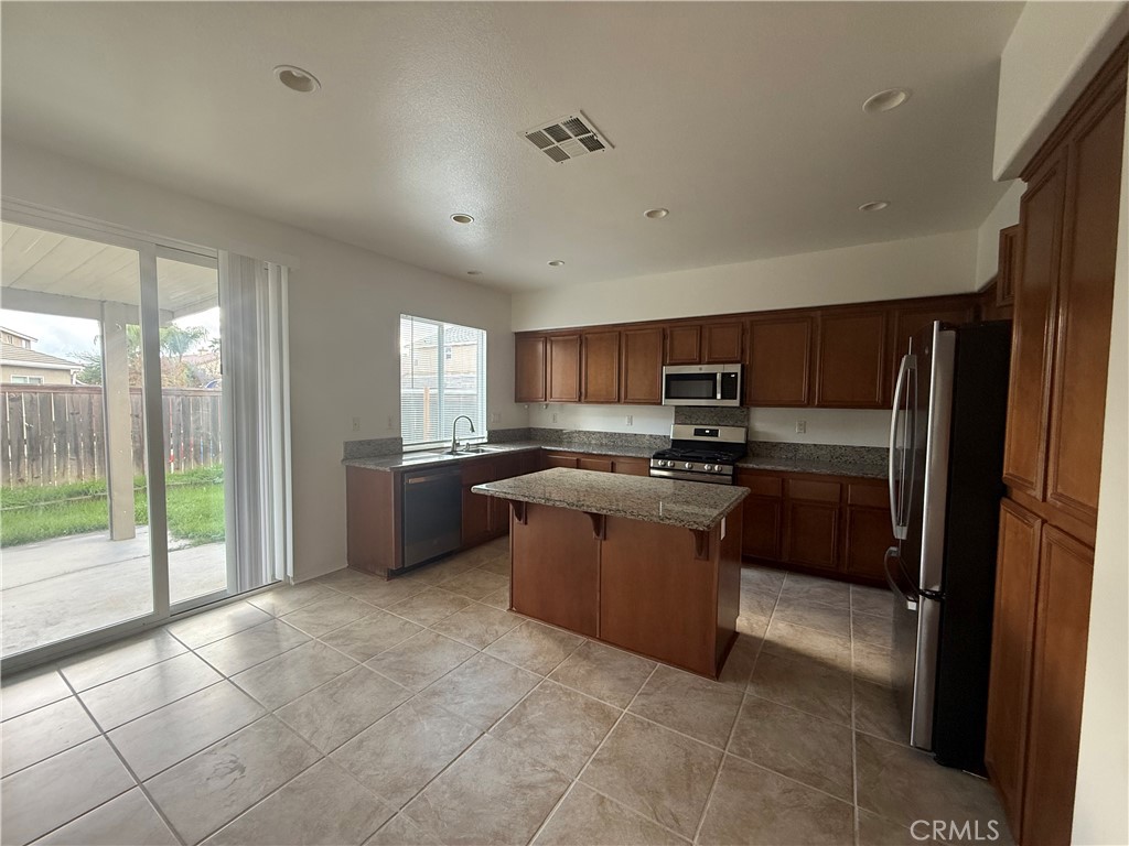 1427 Adderstone Way Perris, CA 92571 - Photo 5 of 36