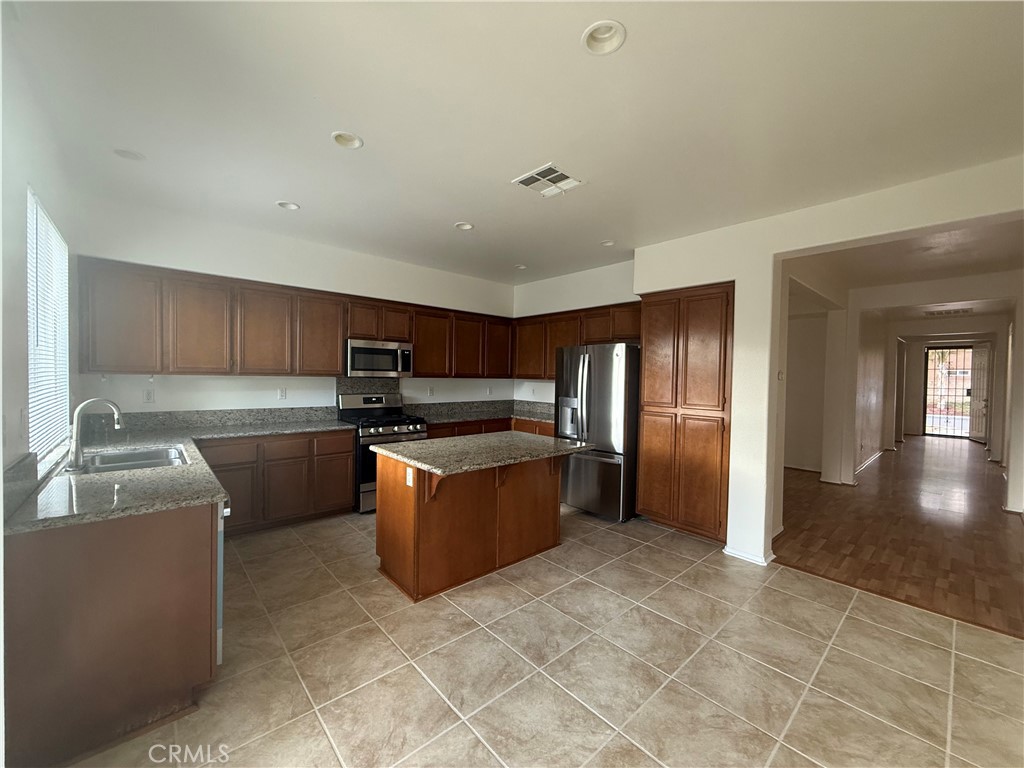 1427 Adderstone Way Perris, CA 92571 - Photo 7 of 36