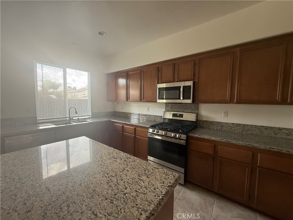 1427 Adderstone Way Perris, CA 92571 - Photo 8 of 36