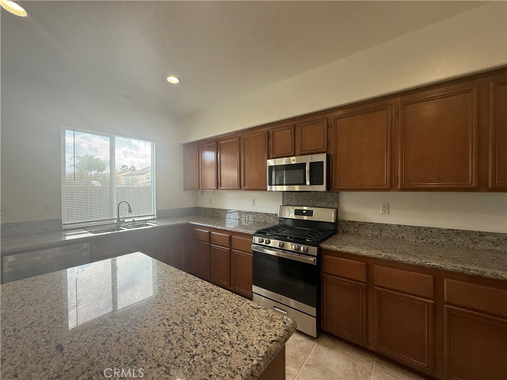 1427 Adderstone Way Perris, CA 92571 - Photo 10 of 36