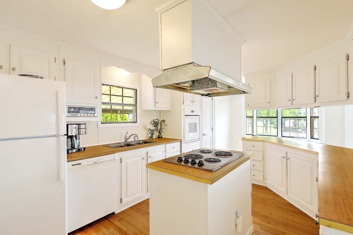 7 Queens Road Attleboro, MA 02703 - Photo 4 of 33 Gallery Image 4