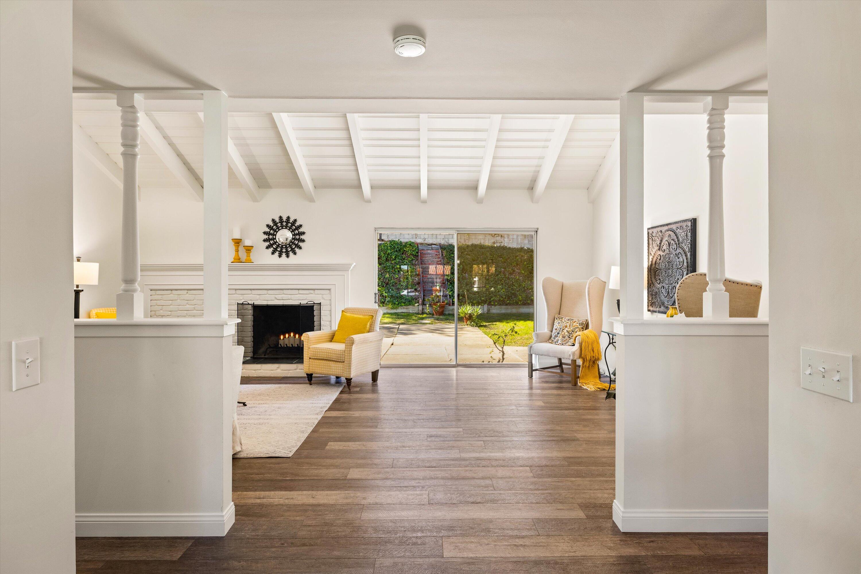 961 Randolph Road Santa Barbara, CA 93111 - Photo 5 of 33 Entry/loving room