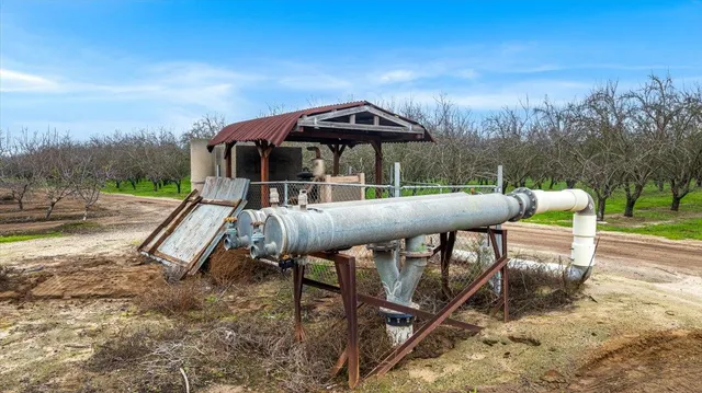 a view of a sitting area with furniture and garden