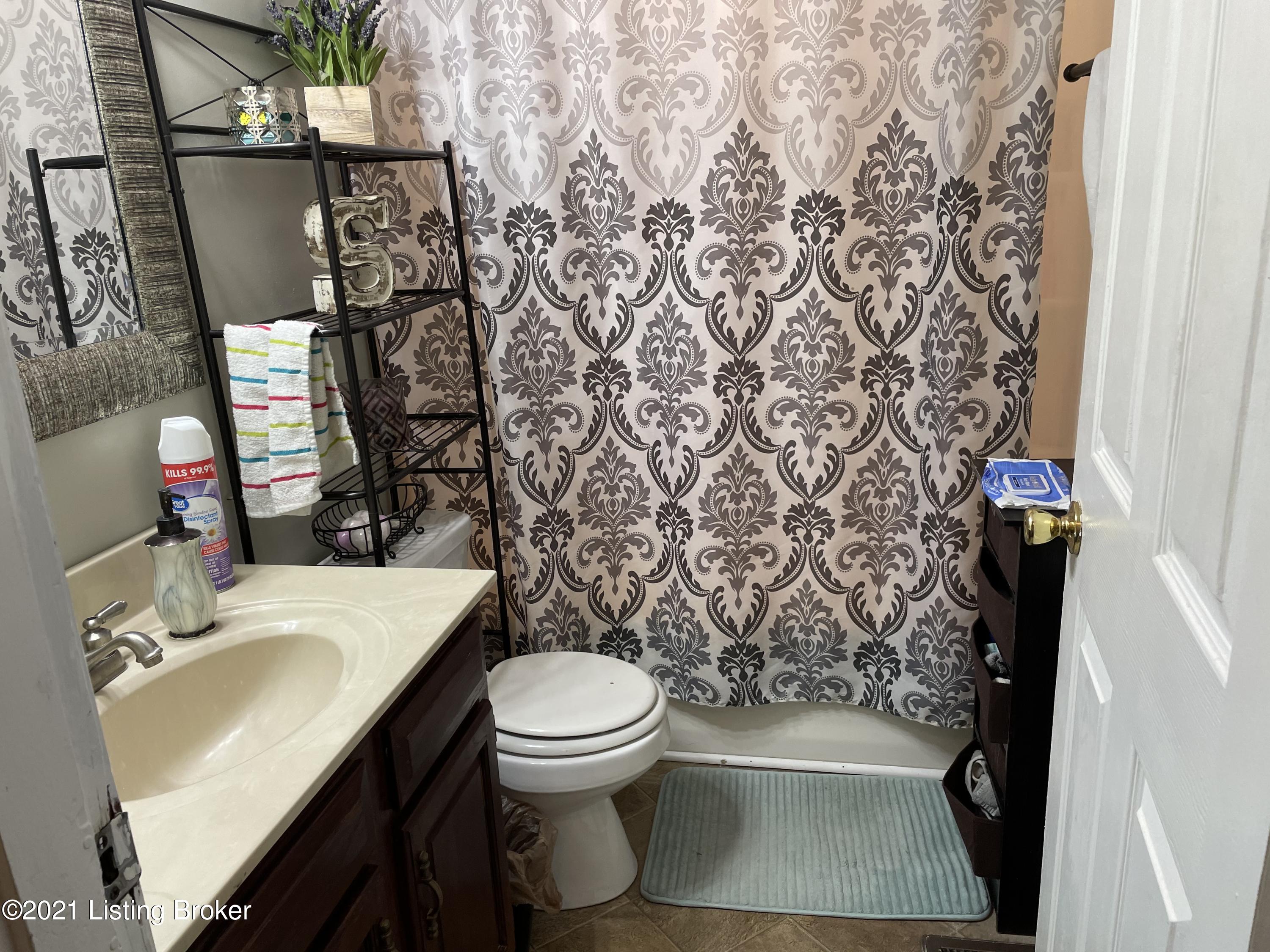 4913 Maryman Road Louisville, KY 40258 - Photo 9 of 18 Full Bathroom