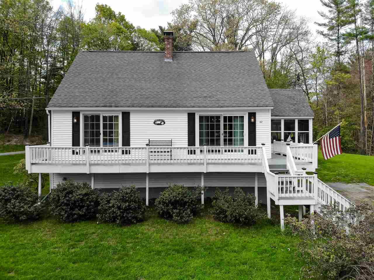 42 North Shore Road Derry, NH 03038 - Photo 3 of 40