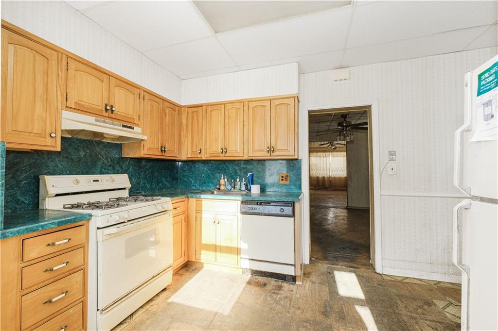 62-52 80th Road Queens, NY 11385 - Photo 11 of 35