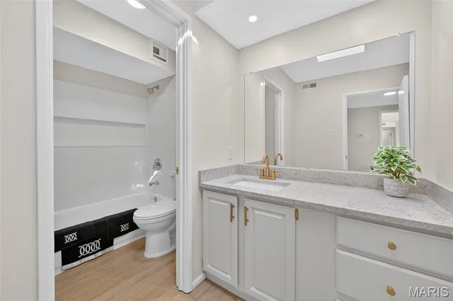 $214,500 | 4355 Maryland Avenue, Unit 404, St. Louis, MO 63108