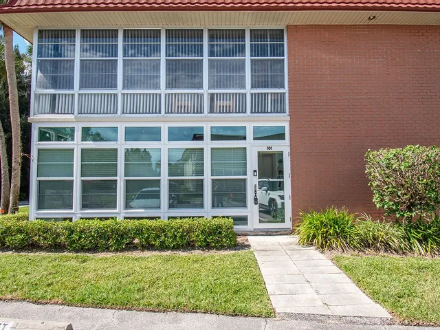 $1,700 | 17 Vista Palm Lane, Unit 101, Vero Beach, FL 32962