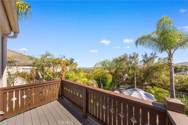 a view of entryway with a flower pot