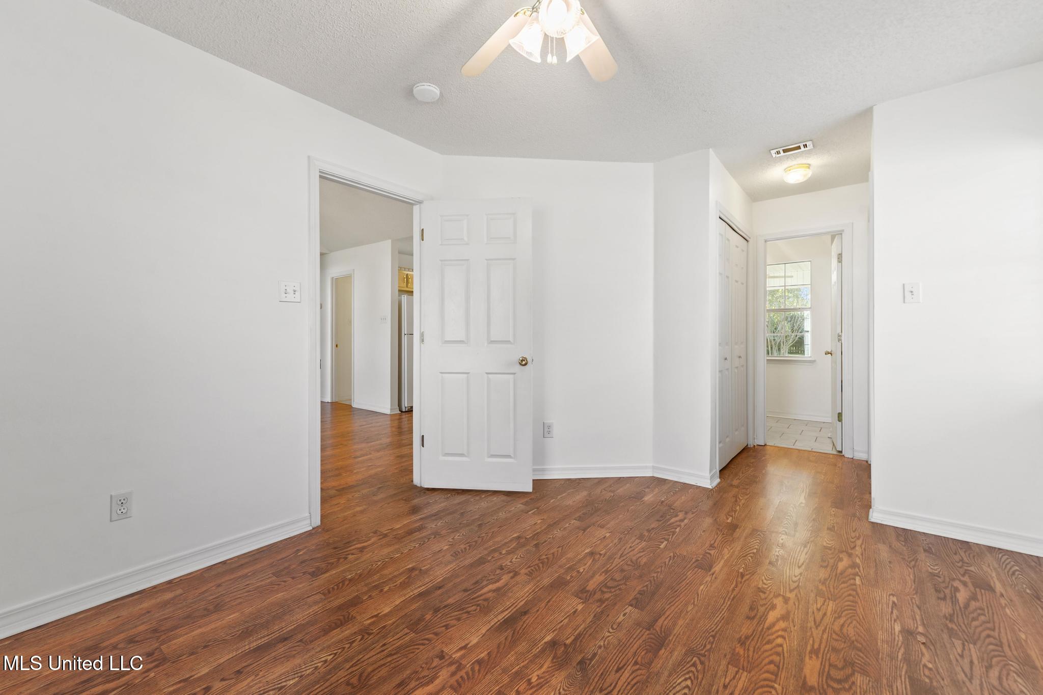 8905 Spring Avenue Ocean Springs, MS 39564 - Photo 12 of 22 010