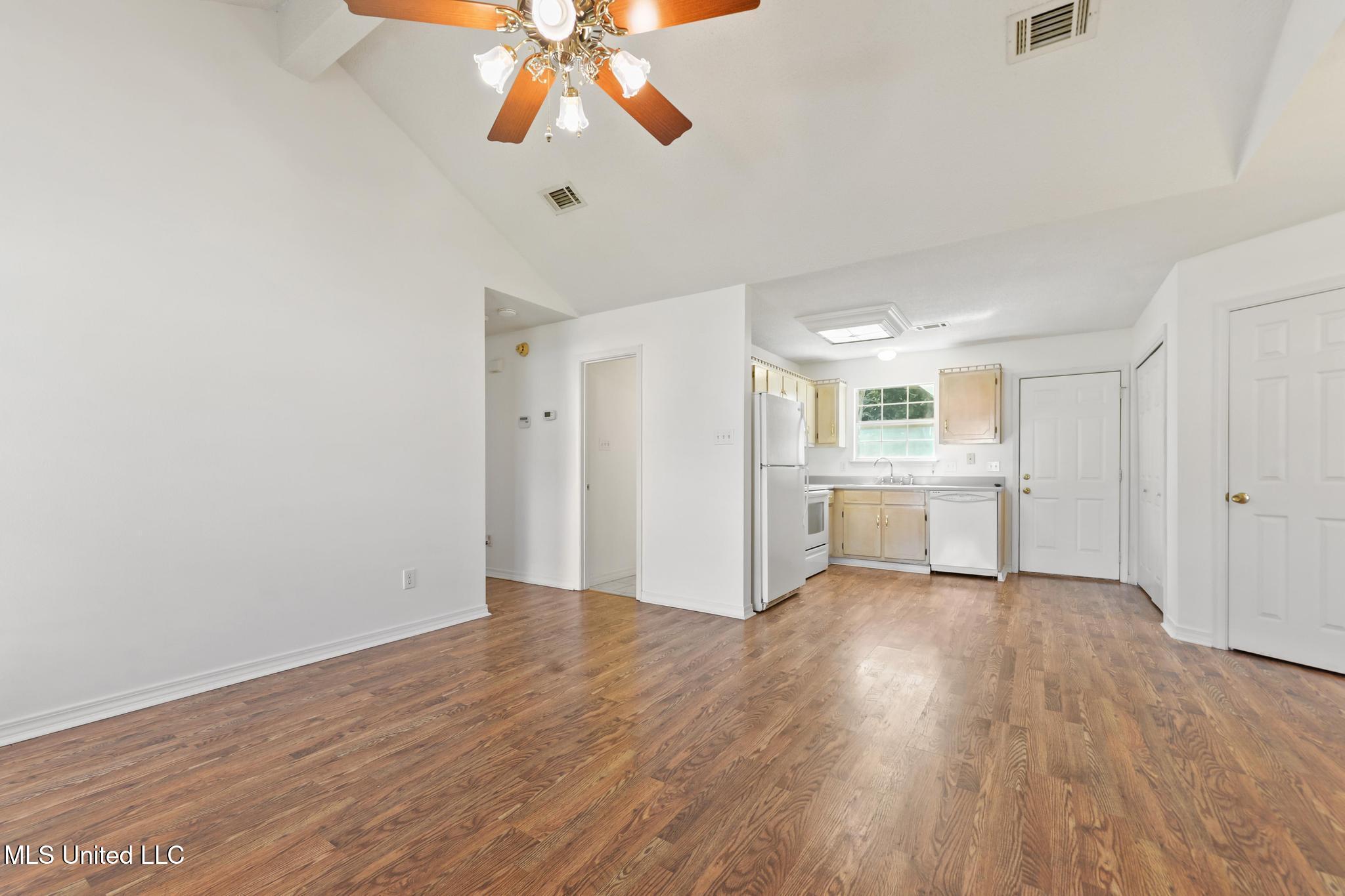 8905 Spring Avenue Ocean Springs, MS 39564 - Photo 4 of 22 003