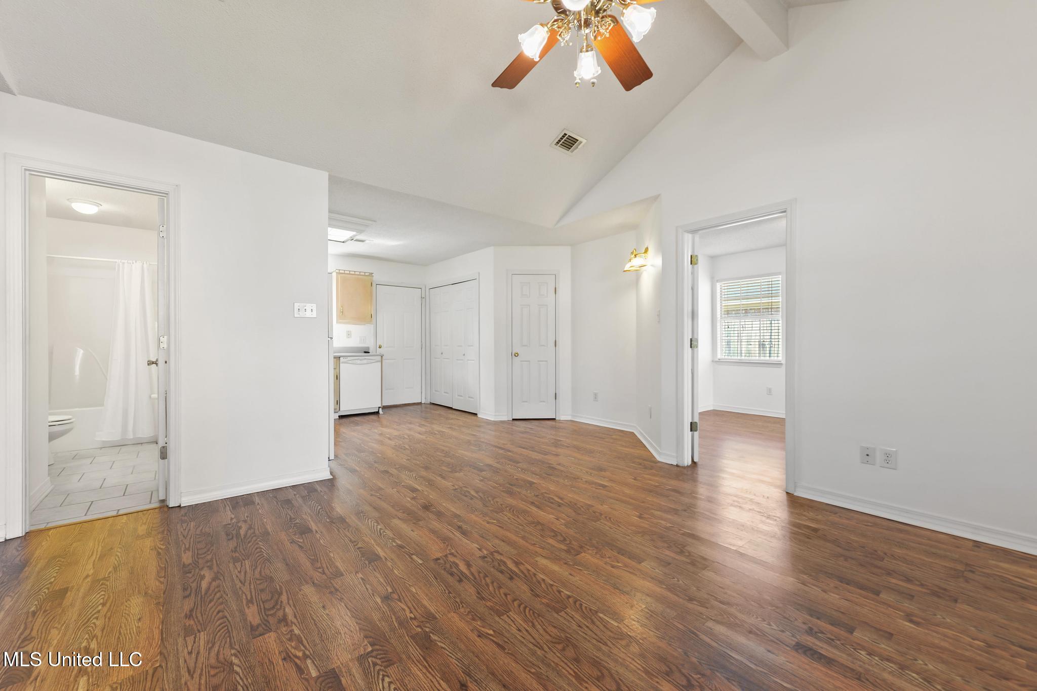 8905 Spring Avenue Ocean Springs, MS 39564 - Photo 5 of 22 004