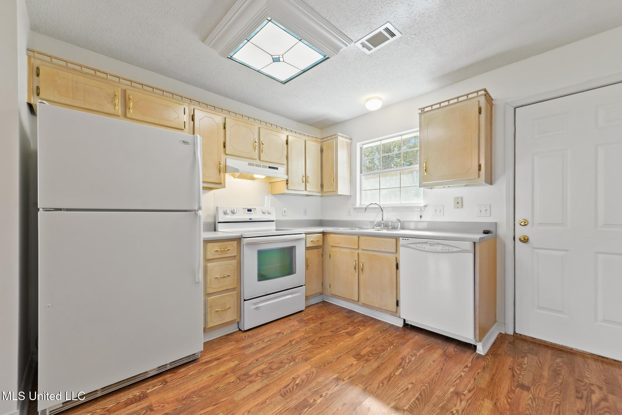 8905 Spring Avenue Ocean Springs, MS 39564 - Photo 8 of 22 007