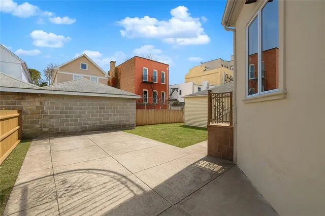 a view of backyard of a building