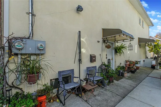 a view of entryway and hall