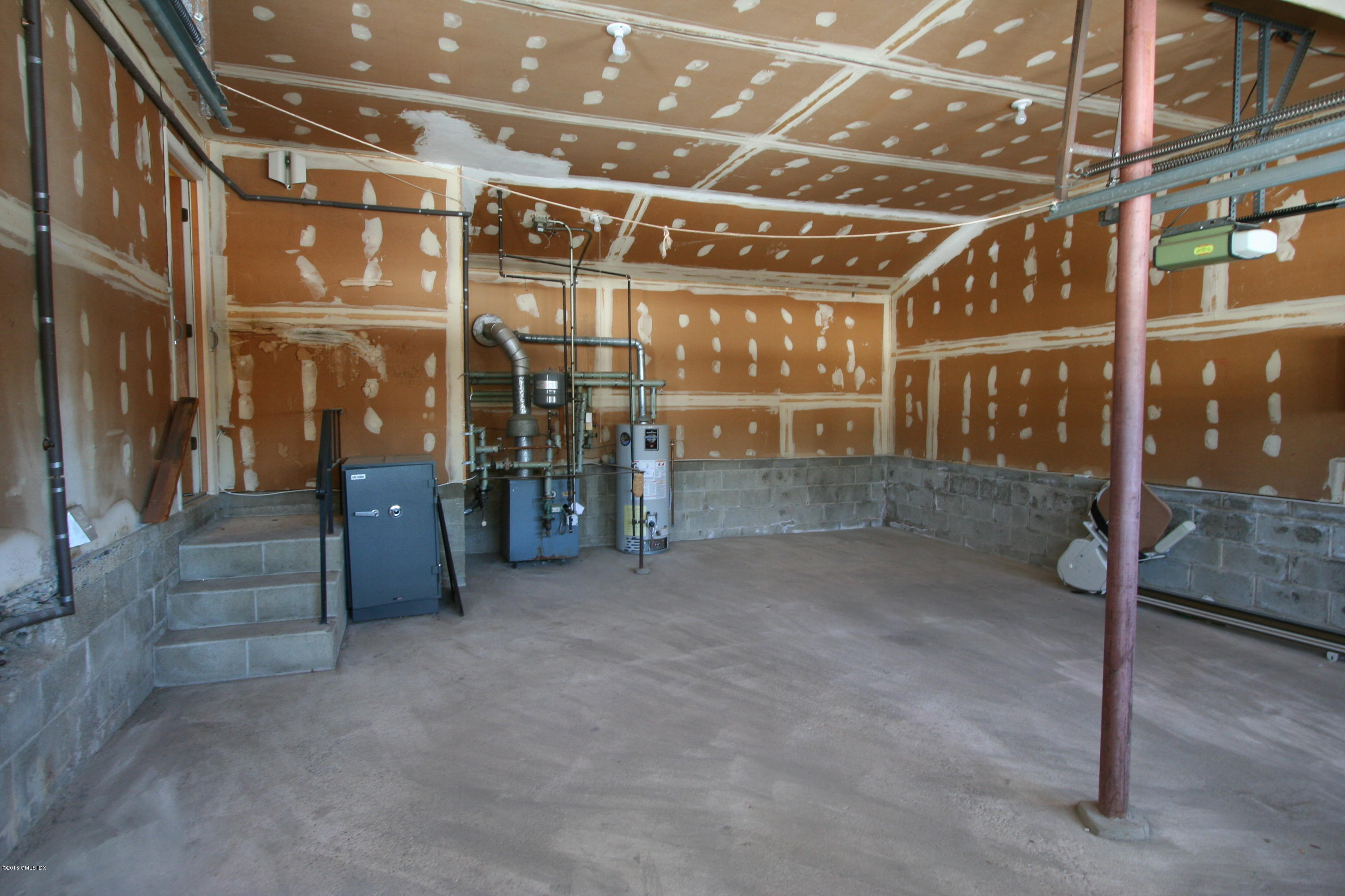 4 Revere Road Riverside, CT 06878 - Photo 15 of 17 2 Car Attached Garage