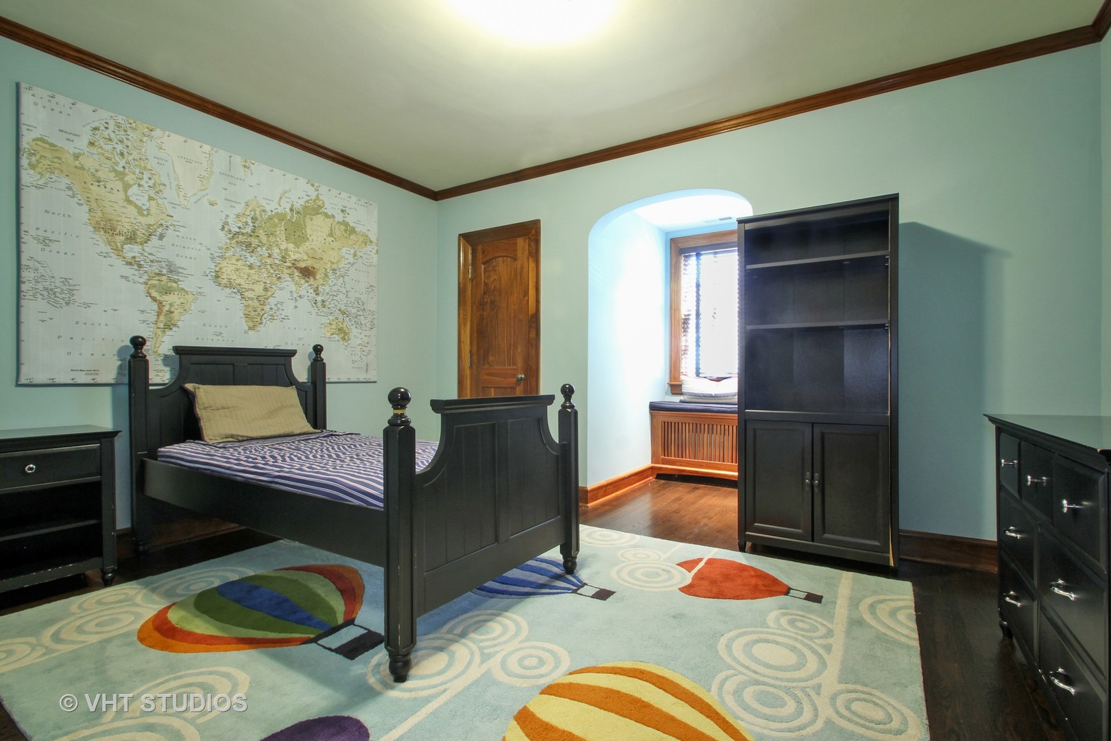 5900 North Kilpatrick Avenue Chicago, IL 60646 - Photo 13 of 21 a living room with furniture and wooden floor