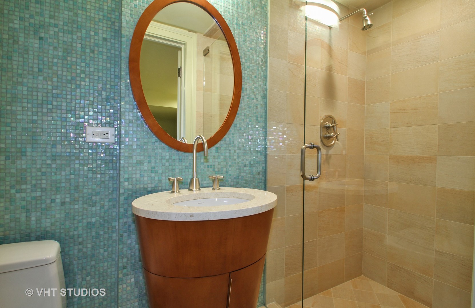 5900 North Kilpatrick Avenue Chicago, IL 60646 - Photo 15 of 21 a bathroom with a sink a mirror and a toilet
