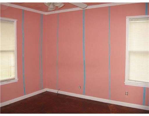 1345 Ray Drive Corpus Christi, TX 78411 - Photo 4 of 7 an empty room with a window