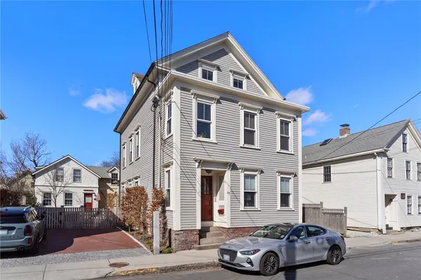$2,500 | 29 Marsh Street, Unit 3, Newport, RI 02840