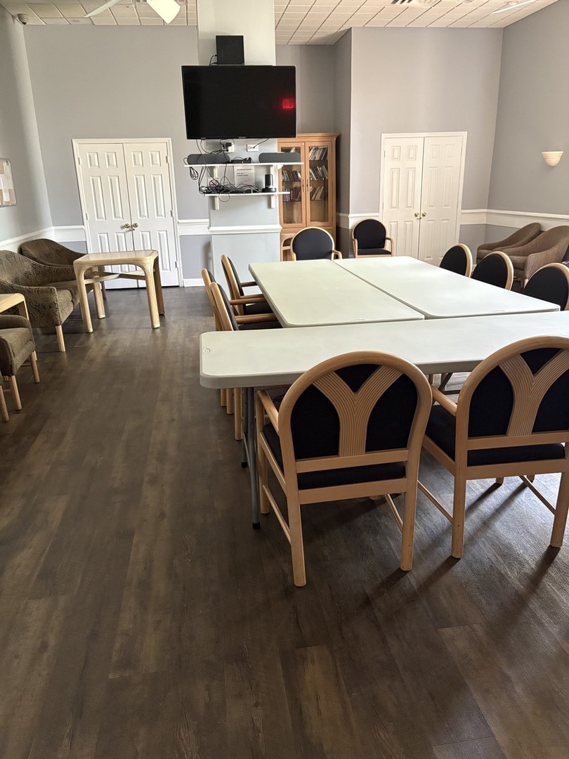 40 North Tower Road, Unit 5B Oak Brook, IL 60523 - Photo 20 of 25 a view of a dining room with furniture and wooden floor