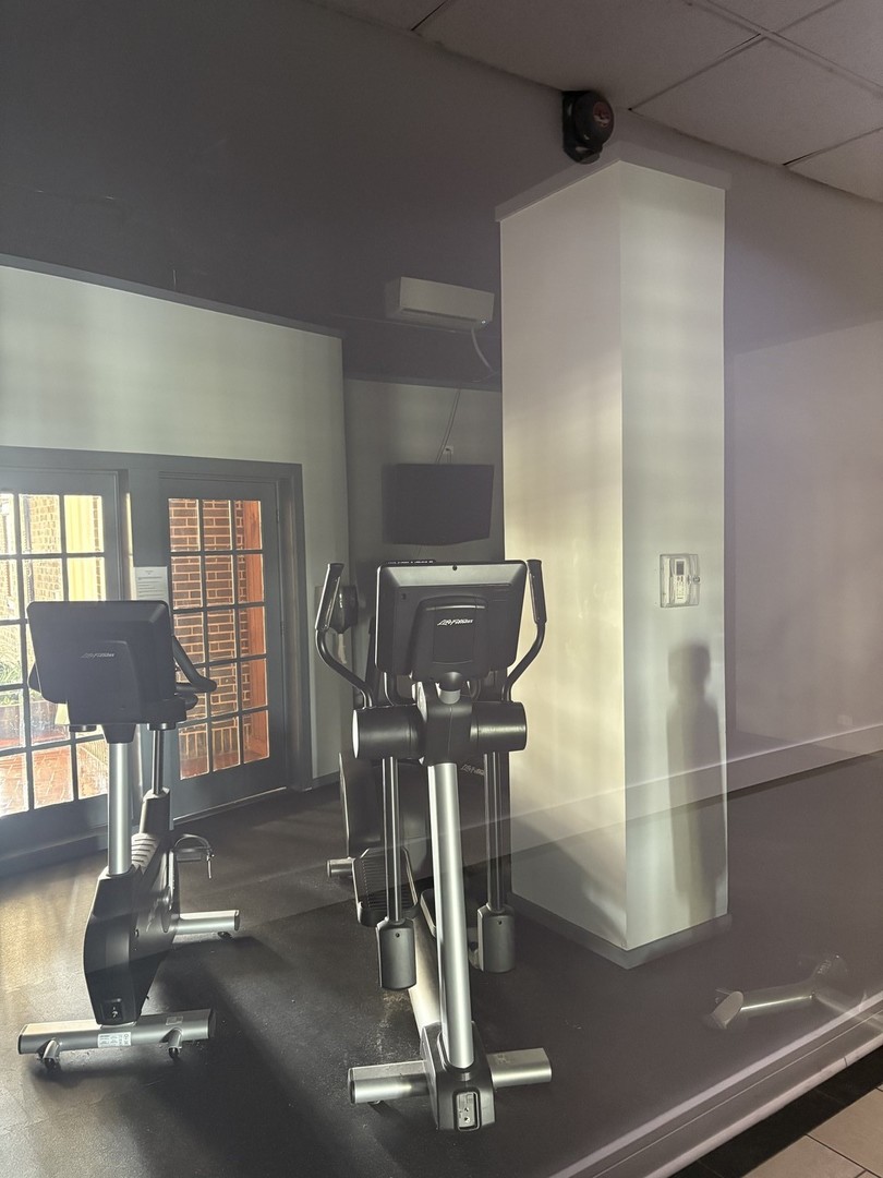 40 North Tower Road, Unit 5B Oak Brook, IL 60523 - Photo 21 of 25 a room with gym equipment