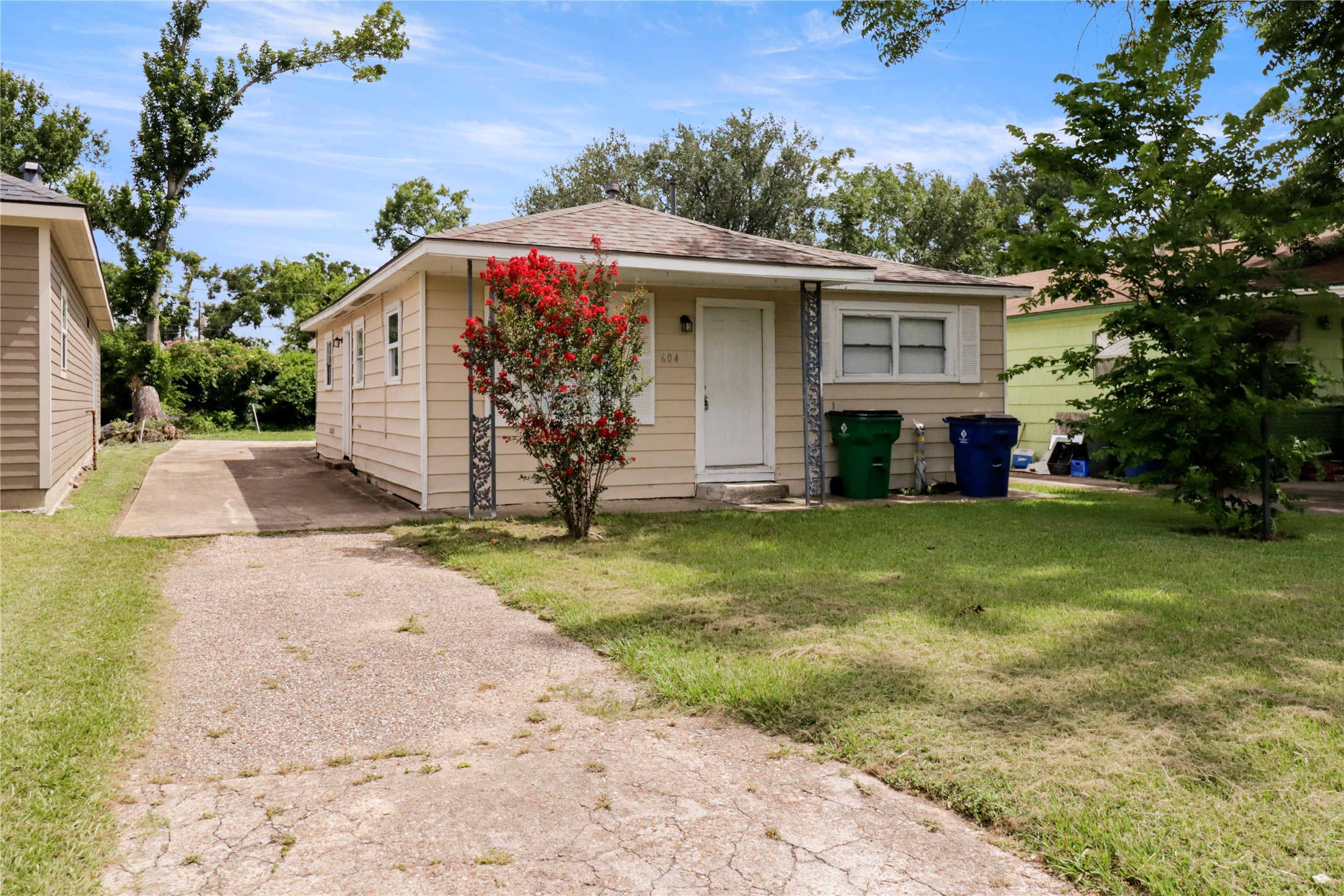 604 West Peach Street Angleton, TX 77515 - Photo 3 of 15 a view of a house with garden