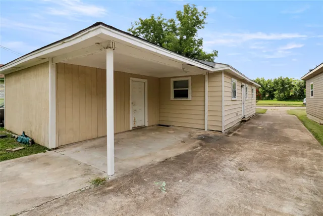 a view of a house with backyard