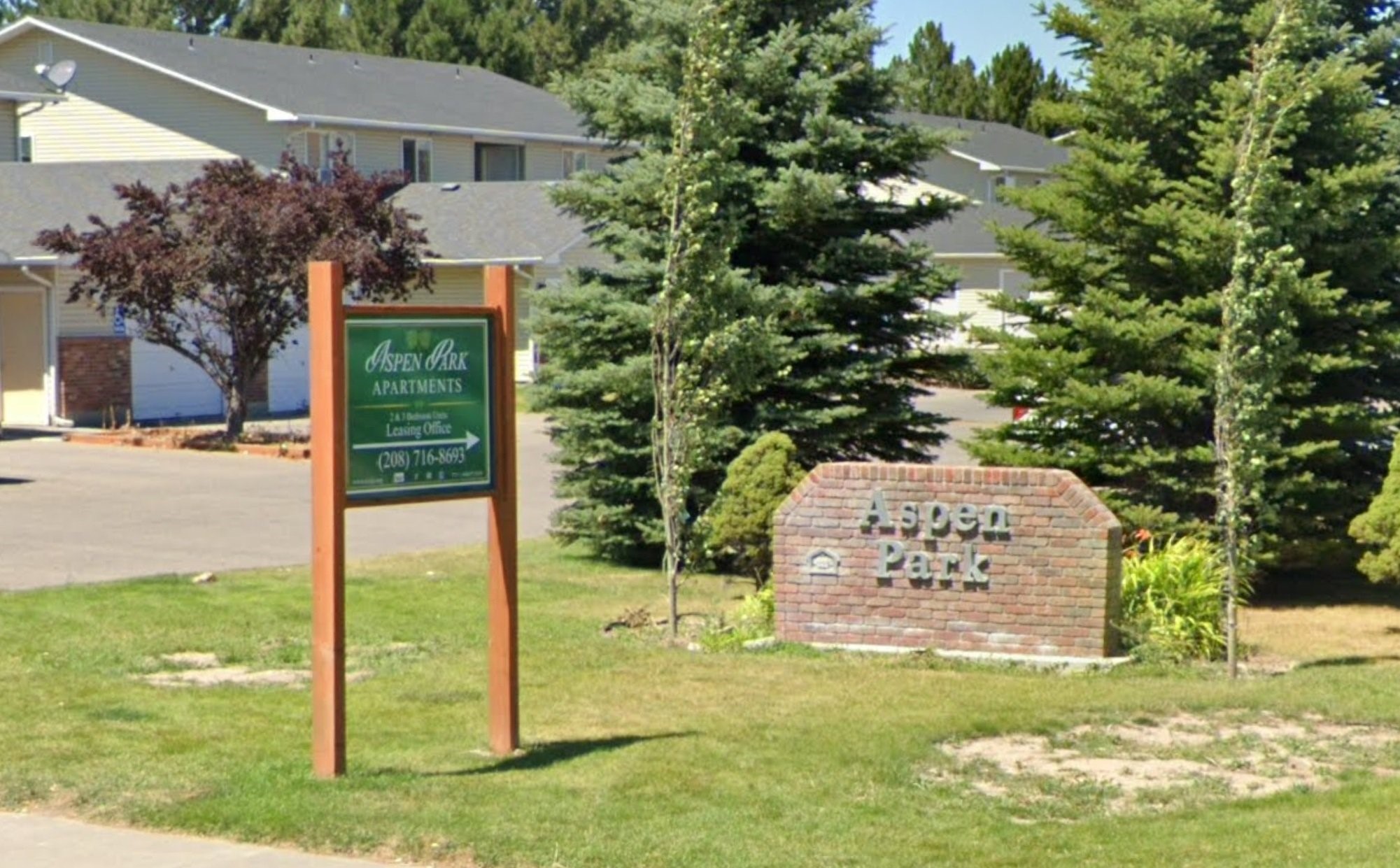 2135 Alan Street Idaho Falls, ID 83404 - Photo 4 of 6 a view of a house with a yard