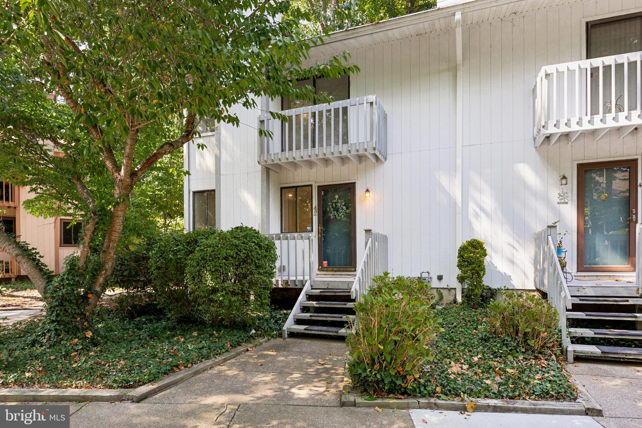 42 Trowbridge Lane, Unit DD Clementon, NJ 08021 - Photo 4 of 28 a front view of a house with garden