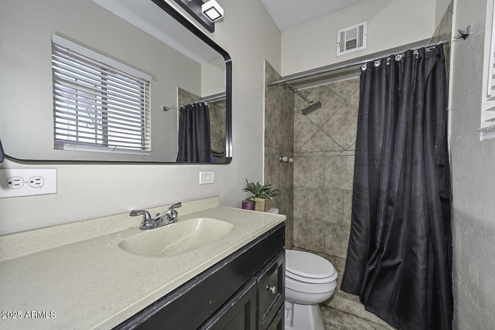 2307 East Chipman Road Phoenix, AZ 85040 - Photo 13 of 16 Primary Bath