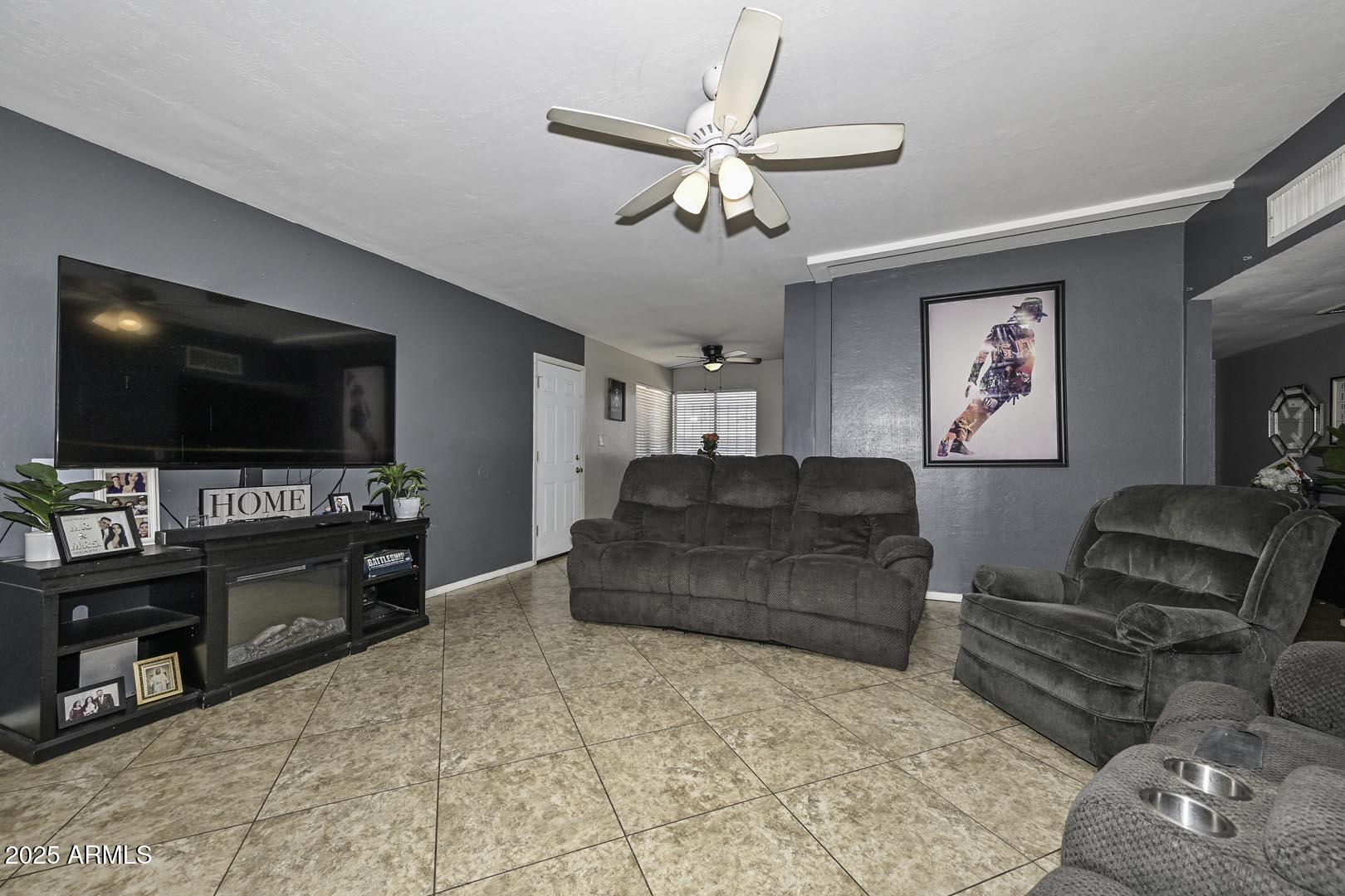2307 East Chipman Road Phoenix, AZ 85040 - Photo 6 of 16 Great Room2