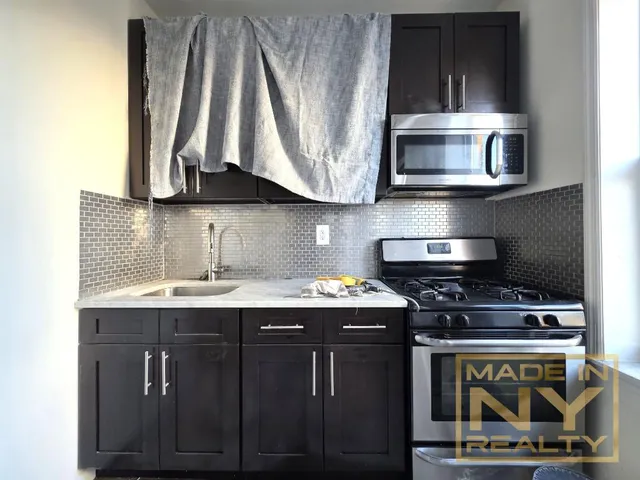 $2,608 | 22-55 33rd Street, Unit C8 | Astoria