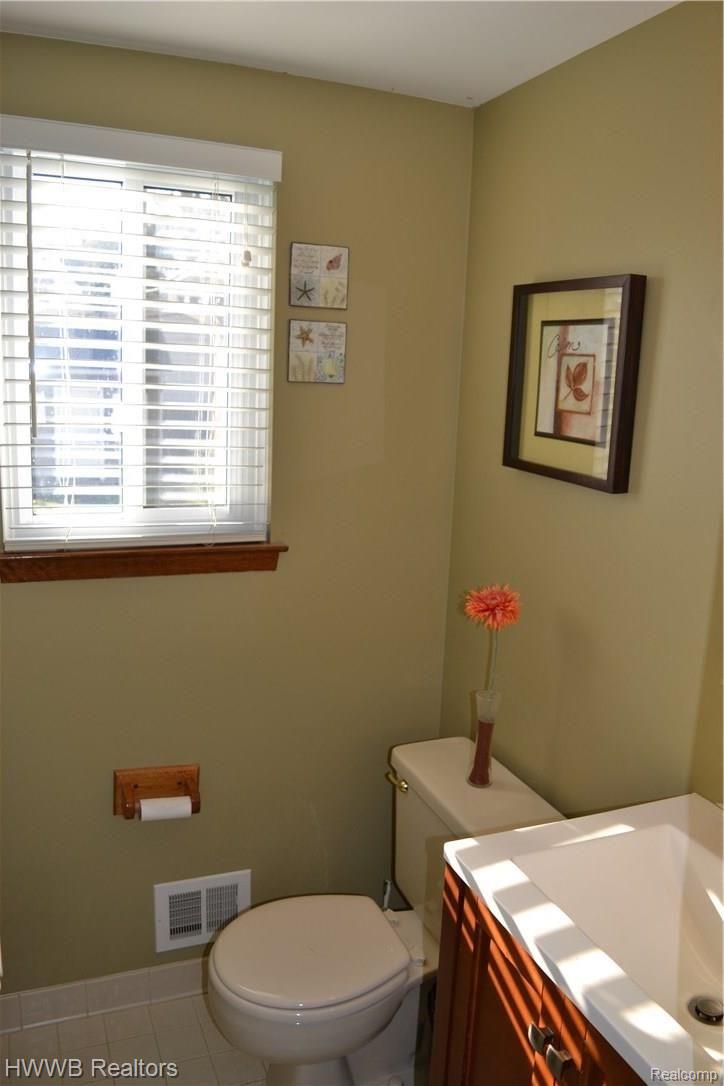 128 Linwood Avenue Rochester, MI 48307 - Photo 21 of 44 1st floor powder room