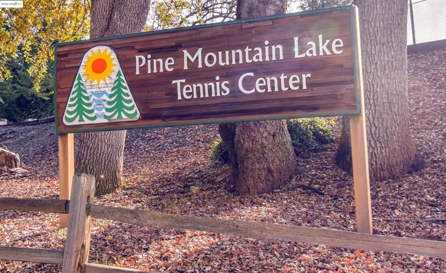 a sign that is sitting on the side of a building