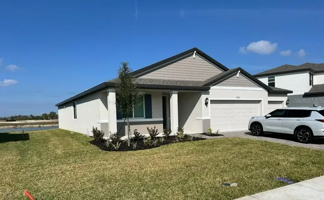 a view of a house with backyard
