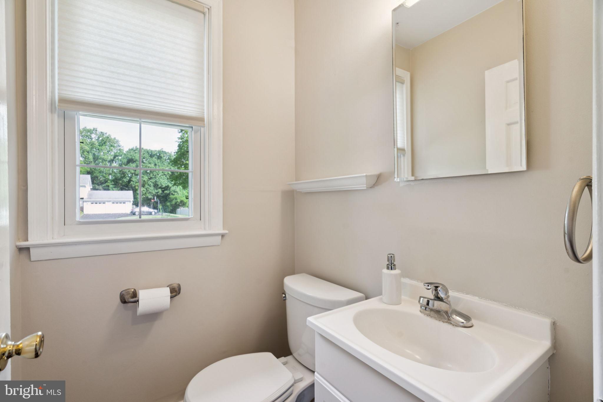 916 Davis Road Ambler, PA 19002 - Photo 11 of 39 Powder Room