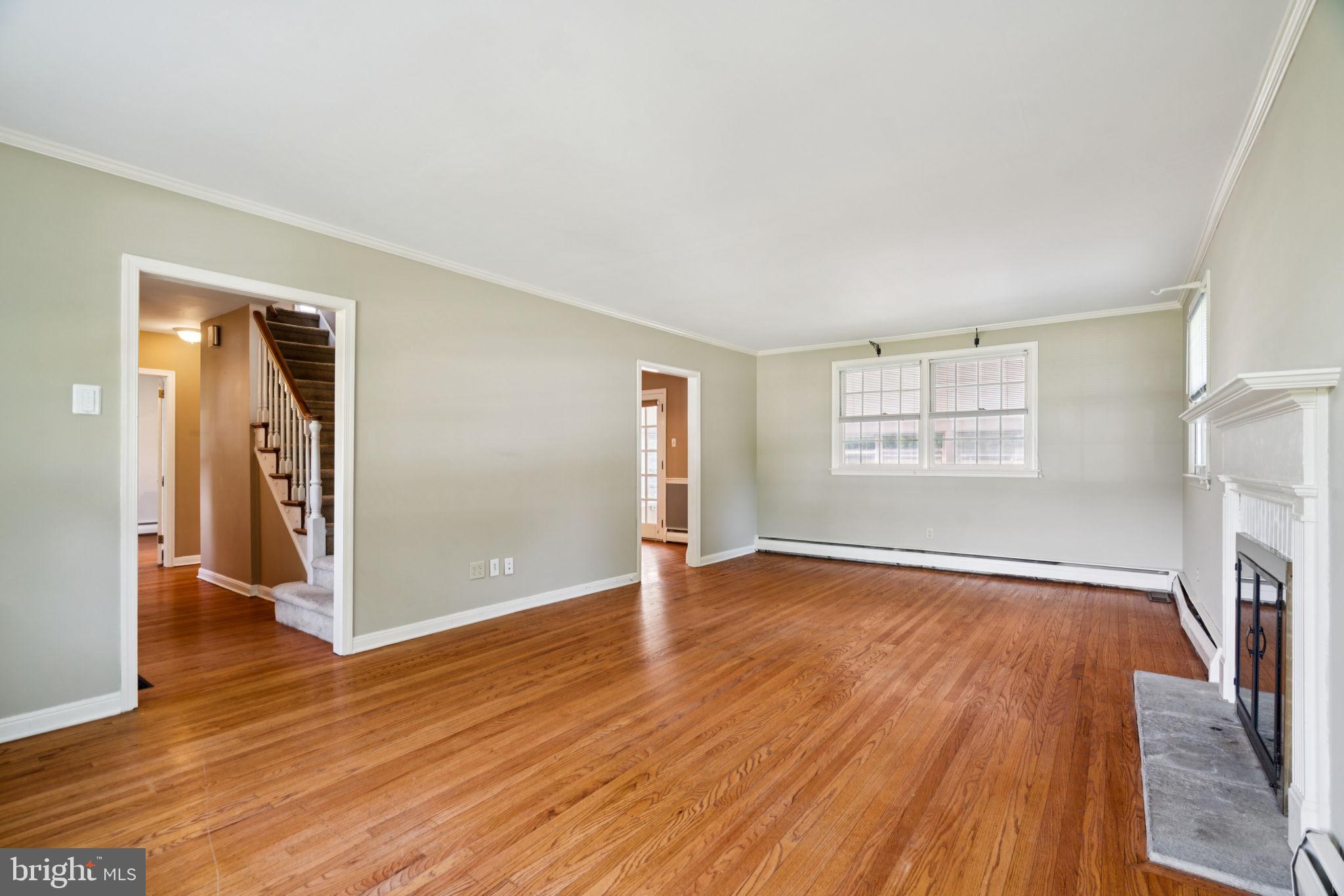 916 Davis Road Ambler, PA 19002 - Photo 8 of 39 Living Room