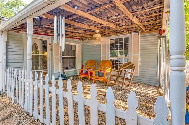 a view of a house with backyard and a garden