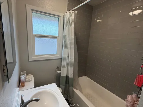 $3,300 | 2852 Exposition Boulevard, Unit C, Santa Monica, CA 90404