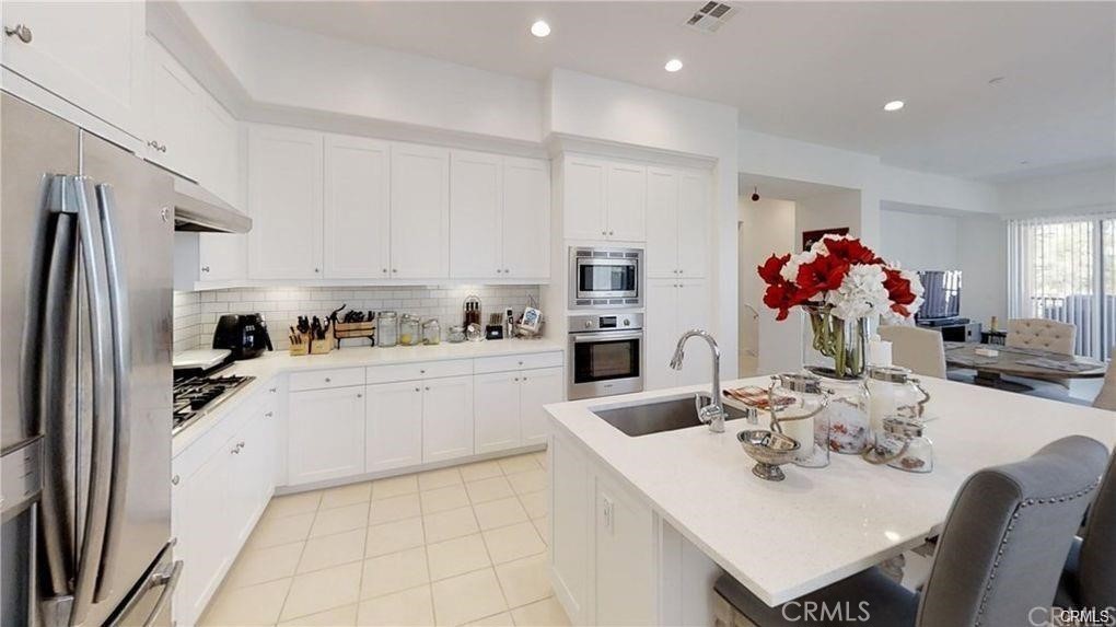195 Follyhatch Irvine, CA 92618 - Photo 2 of 12 Kitchen