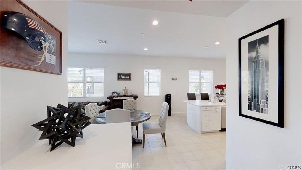 195 Follyhatch Irvine, CA 92618 - Photo 7 of 12 Kitchen livingroom