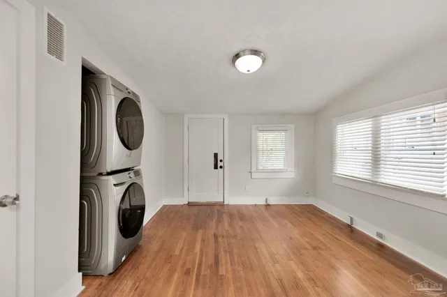 a view of a livingroom with washer and dryer