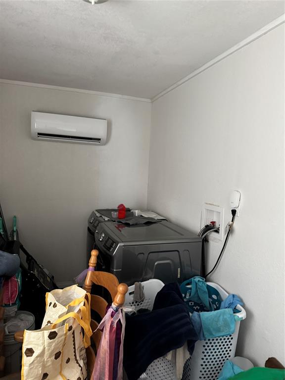 2300 Lyle Avenue Waco, TX 76708 - Photo 23 of 23 a bed room with a bed and a tub