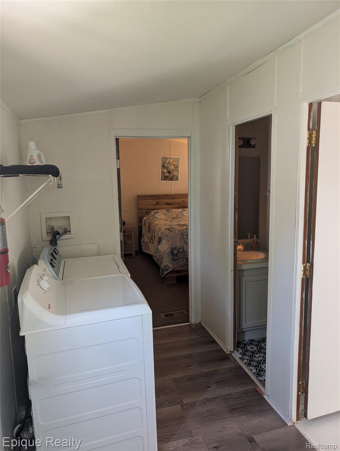 952 Cour Retta Street Warren, MI 48091 - Photo 14 of 19 Dedicated laundry area featuring wood-finish flooring