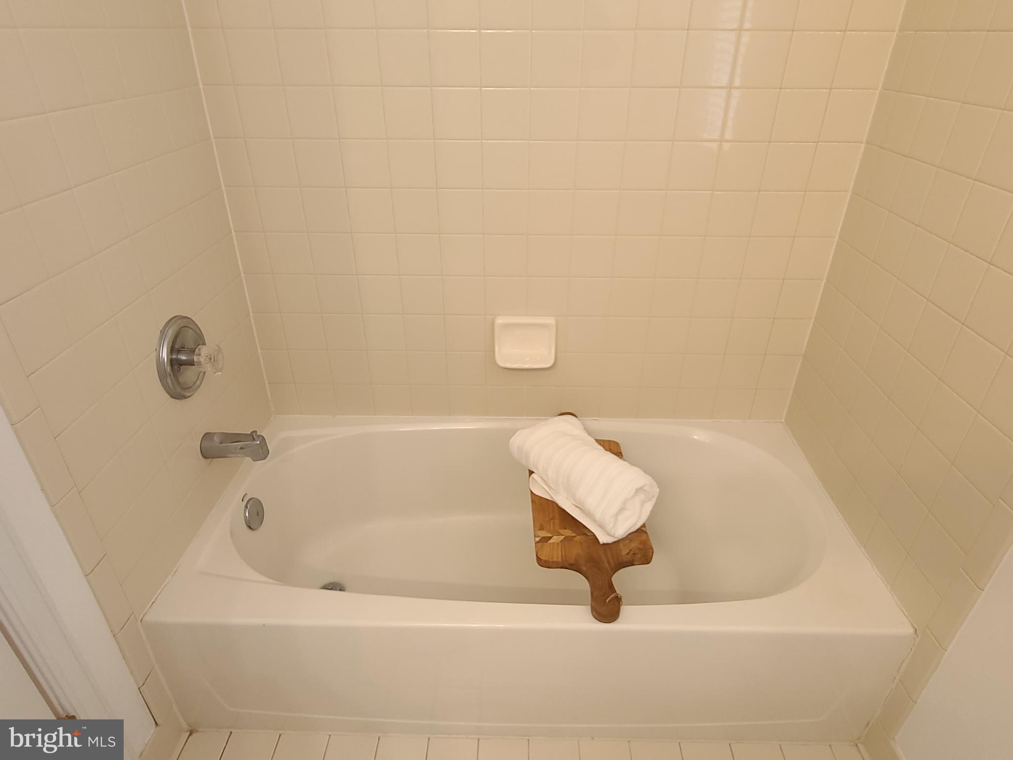 164 Tilden Way, Unit 164 Edgewater, MD 21037 - Photo 21 of 34 a bathroom with a bathtub