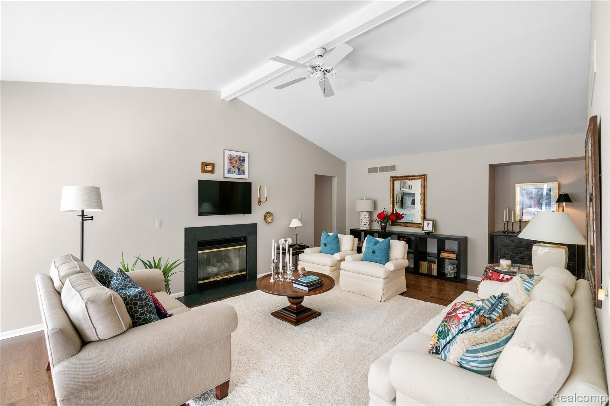 2121 London Bridge Drive, Unit 77 Rochester, MI 48307 - Photo 3 of 22 663DA967-ED0F-4428-85B8-78DD3E338FEE.jpeg