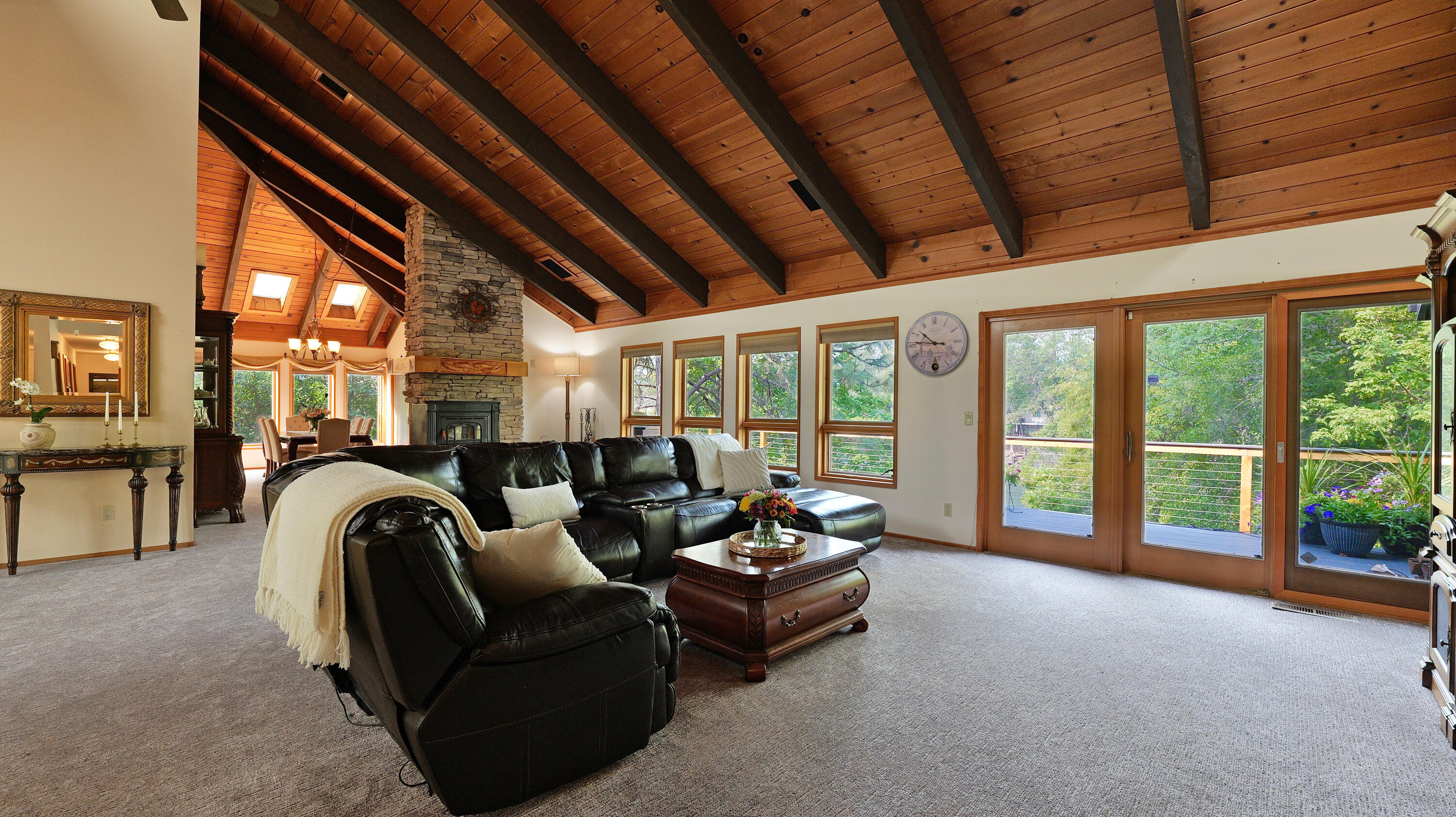 975 Old Ferry Road Shady Cove, OR 97539 - Photo 7 of 100 Living Room