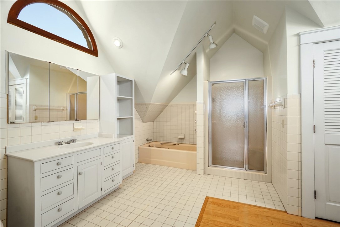 10 Emerson Road Jamestown, RI 02835 - Photo 23 of 31 Owner en Suite Bath.